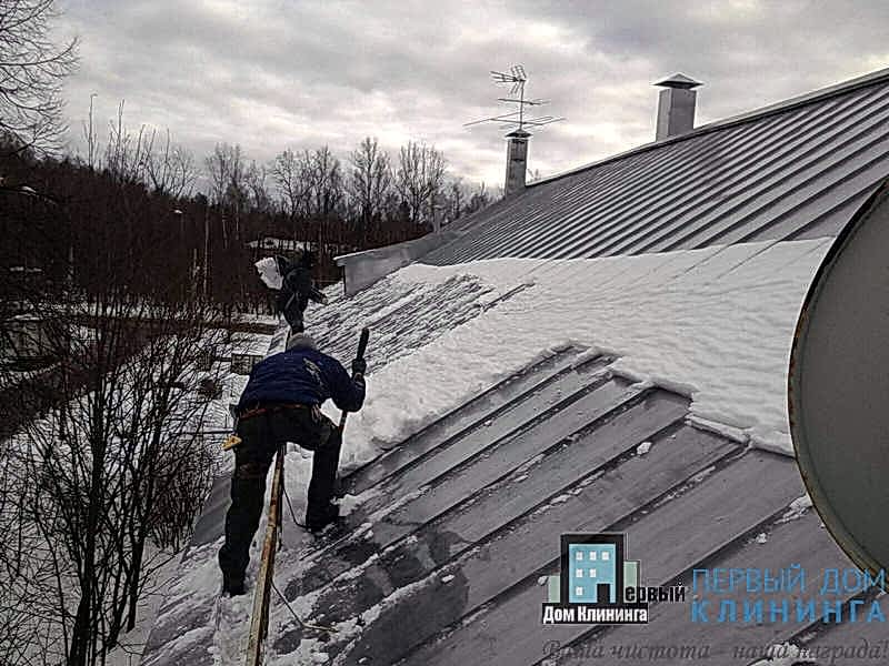 Очистка кровли и фасадов от снега и наледи